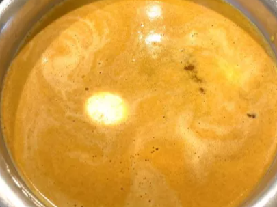Eier mit Kurkumapulver hartkochen