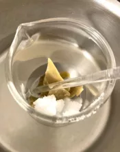 Grundöl und Rosenwachs im Wasserbad schmelzen