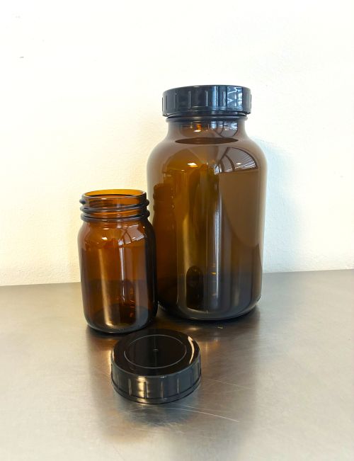 Braunglas mit Deckel schwarz für Tee