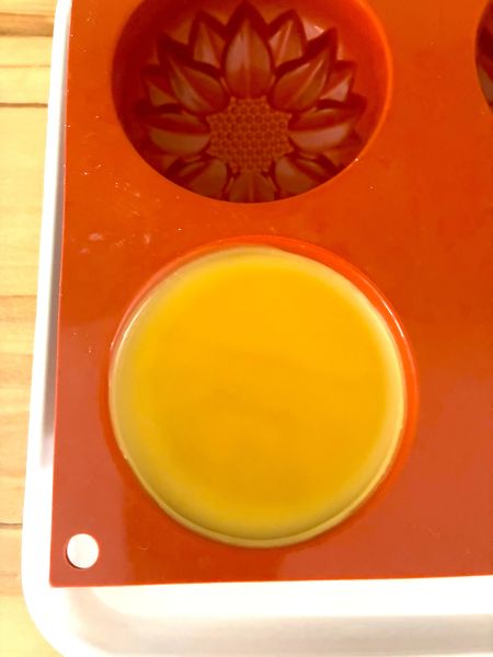 Silikonform auf eine feste Unterlage stellen