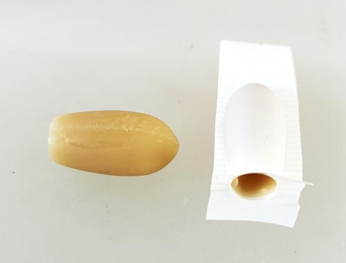 jeweils 1 Stück abschneiden und die Form öffnen, Zäpfchen müssen gut fest sein