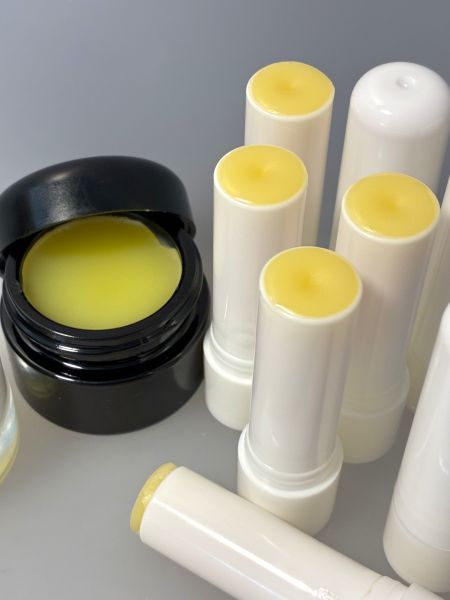 Lippenpflege im Stick oder Balsam selber herstellen mit unserem DIY Starterset
